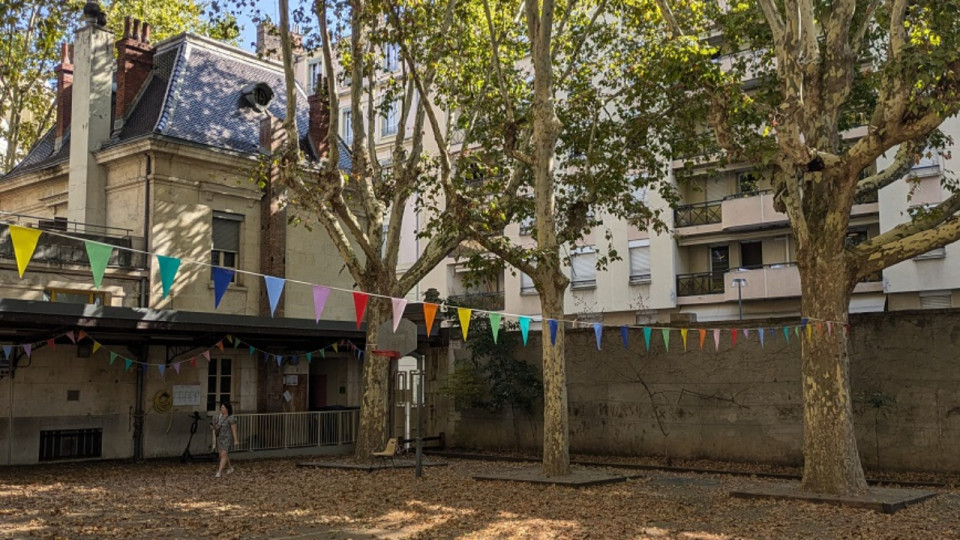 Canicule : une école de Lyon ouvre au public sa cour ombragée