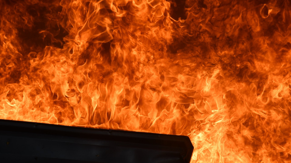 Près de Lyon : un hangar de 1 700m2 prend feu à Saint-Bonnet-de-Mure, les pompiers encore sur place