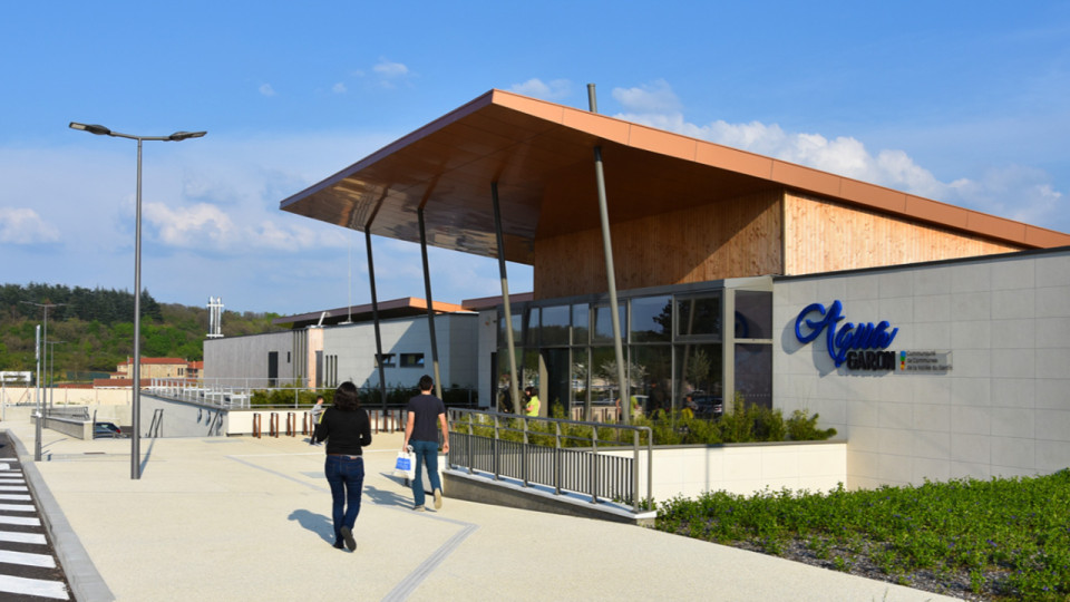 Près de Lyon : l'homme armé du centre aquatique actuellement en fuite