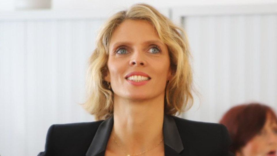 "J’étais un peu rouge" : la drôle d'anecdote de Sylvie Tellier lors de sa première chez "Les Grosses Têtes"