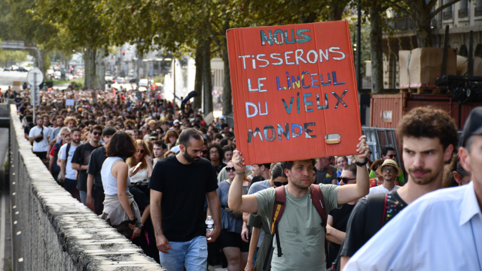 Des milliers de personnes dans les rues de Lyon pour réclamer la destitution d'Emmanuel Macron
