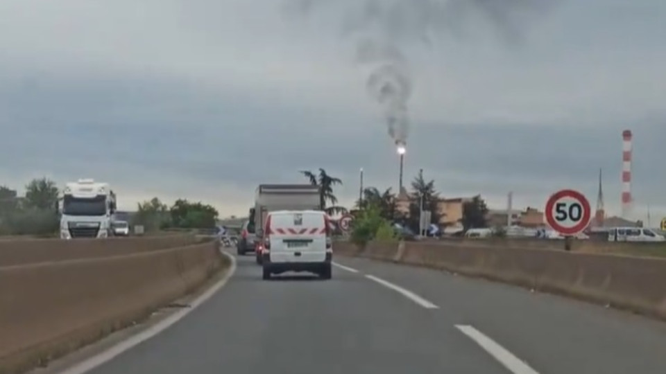 Une épaisse fumée noire visible au sud de Lyon : les torches de la raffinerie de Feyzin activées