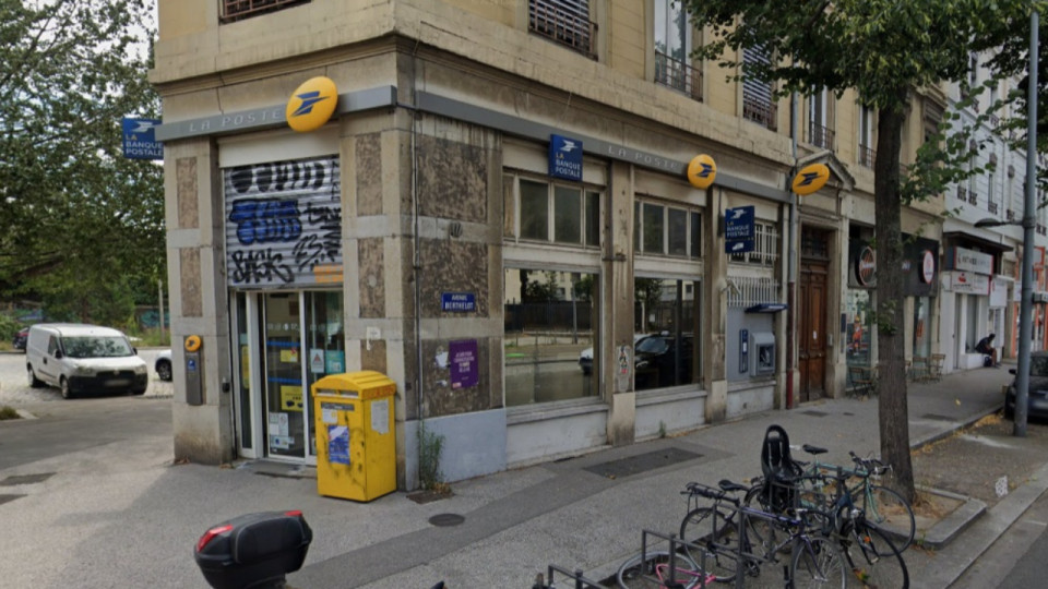 Lyon : une manifestation contre la fermeture du bureau de poste Jean-Macé