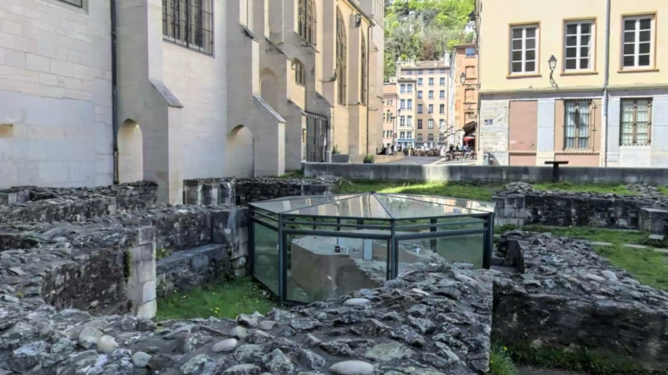 Vieux Lyon : quatre adolescents vandalisent le jardin archéologique de la Cathédrale Saint-Jean