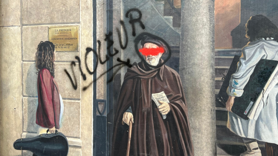 "Violeur" : l'Abbé Pierre tagué sur la Fresque des Lyonnais