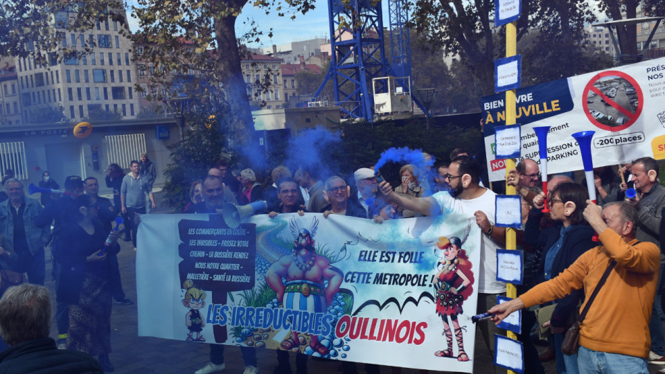 “On veut être entendus”, une centaine de personnes rassemblées devant la Métropole de Lyon  