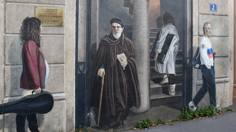 Lyon : le PCF milite pour le retrait de l'Abbé Pierre de la Fresque des Lyonnais