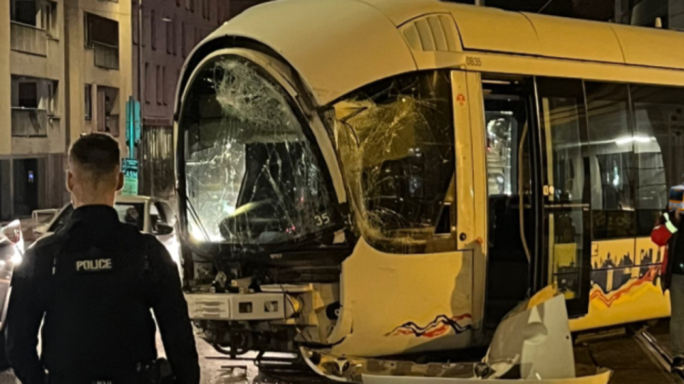 Lyon : collision impressionnante entre un bus et un tramway