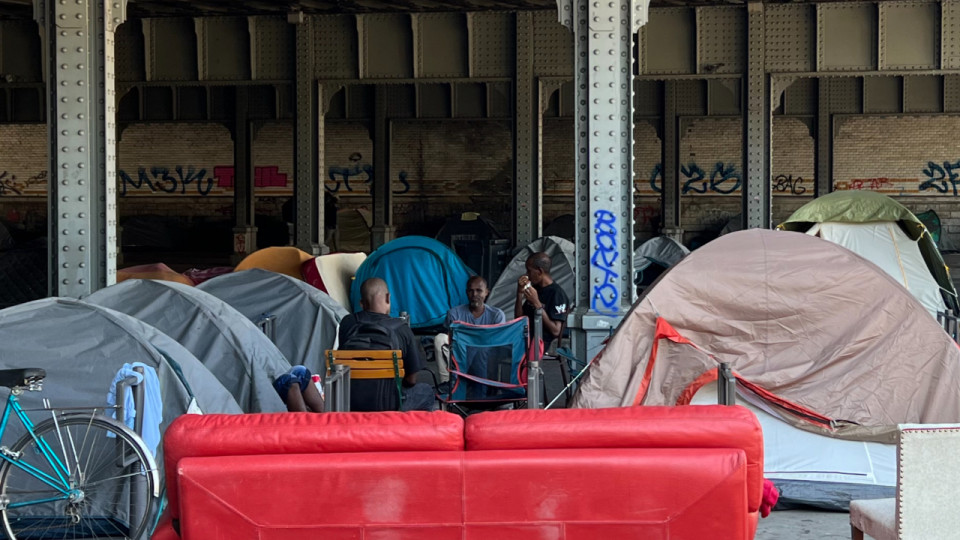 Lyon : un bidonville dans l'ombre du pont de la gare Jean Macé