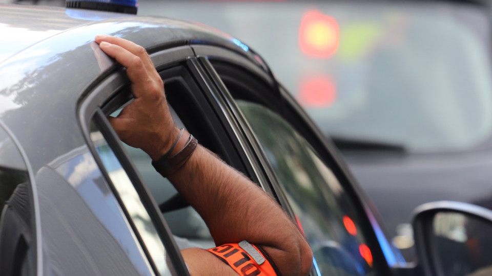 Lyon : un sexagénaire met le feu à son appartement, les policiers forcent sa porte pour le sauver