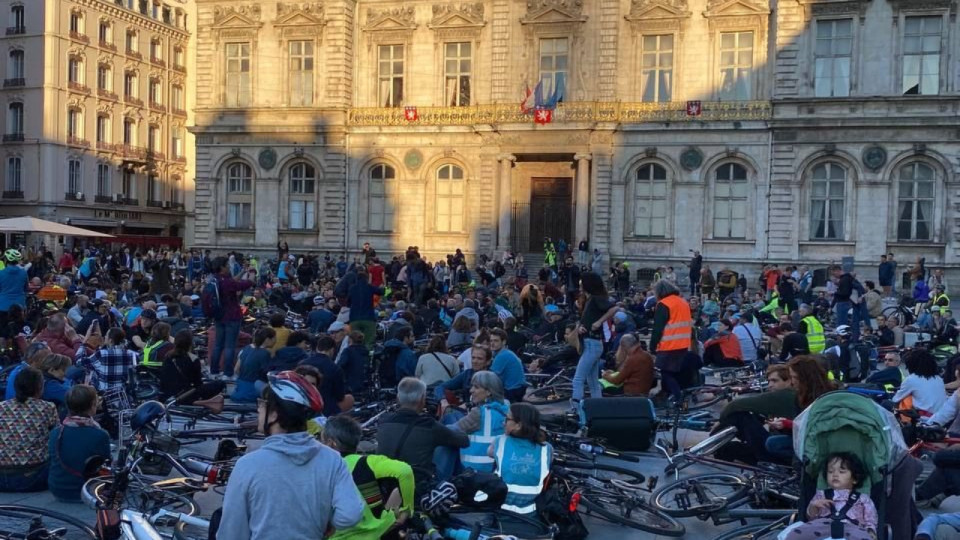 Paul tué par un automobiliste : les cyclistes de Lyon rassemblés pour dénoncer la "violence motorisée"