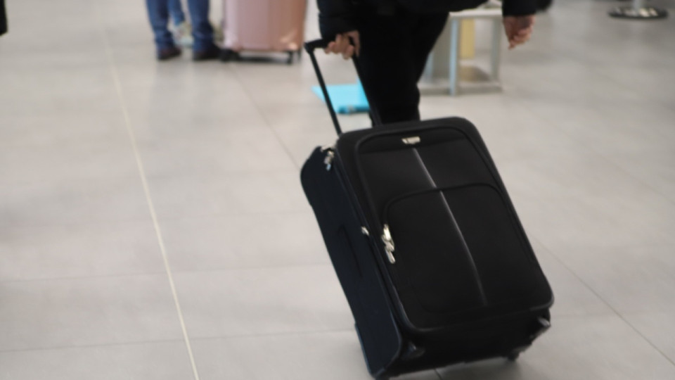 Aéroport de Lyon Saint-Exupéry : la douane sensibilise aux risques du transport de viande illégale