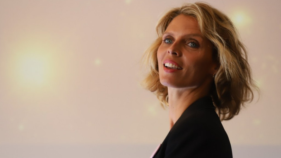 "On a toujours pensé que je venais d’une famille très privilégiée" : Sylvie Tellier se confie sur son enfance