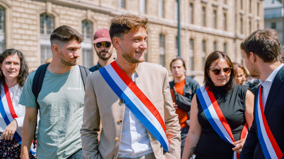 Raphaël Arnault accusé de se rouler des cigarettes à l'Assemblée nationale : "Je fume même pas" répond le Lyonnais