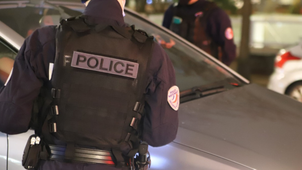 Près de Lyon : âgé de 15 ans, il est arrêté au volant d’une Clio avec deux armes chargées