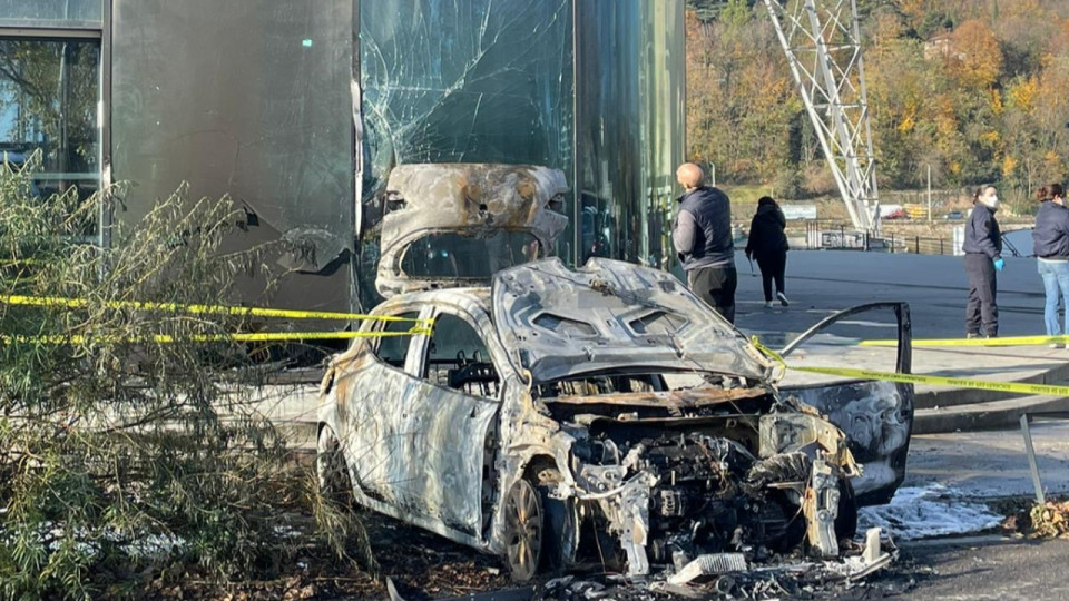 Lyon : une voiture-bélier incendiée contre un bâtiment