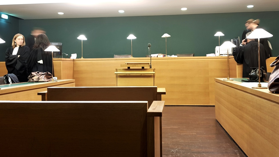 Antifa avec un T-shirt "Nike la police" au tribunal de Lyon : six mois de prison avec sursis requis