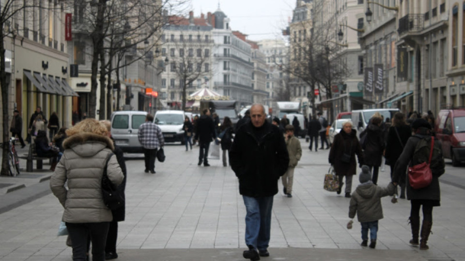 Lyon : action anti-Black Friday en centre-ville, des boules puantes jetées dans les magasins