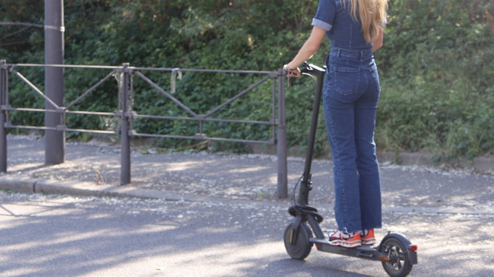 Villefranche-sur-Saône : une jeune femme à trottinette tourne sans regarder et se fait renverser