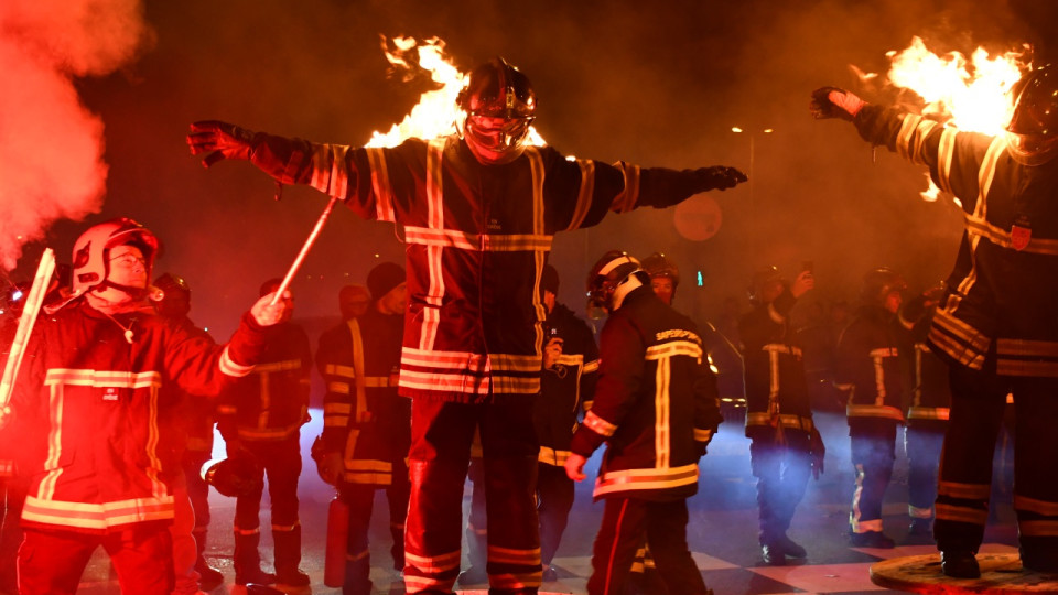 Lyon : les pompiers en colère manifestent pour le coup d'envoi de la Fête des Lumières