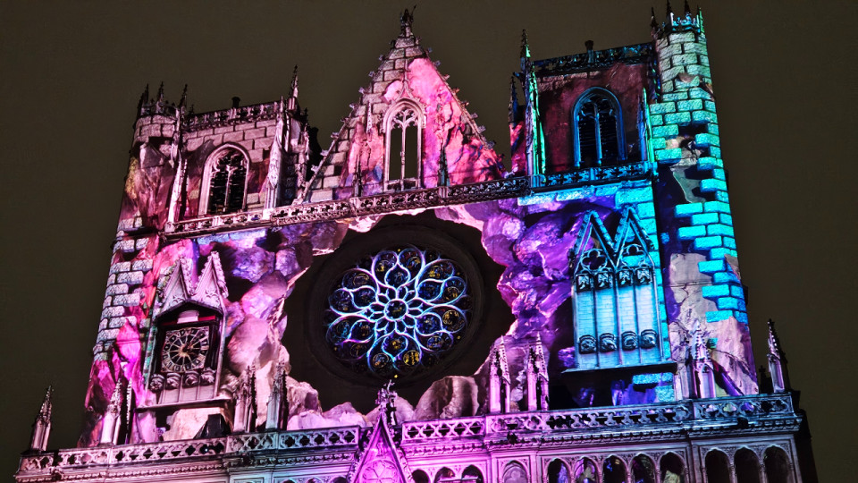 "Il y a plus de monde que d’habitude non ?" : la Fête des Lumières fait le plein pour sa première soirée (PHOTOS)