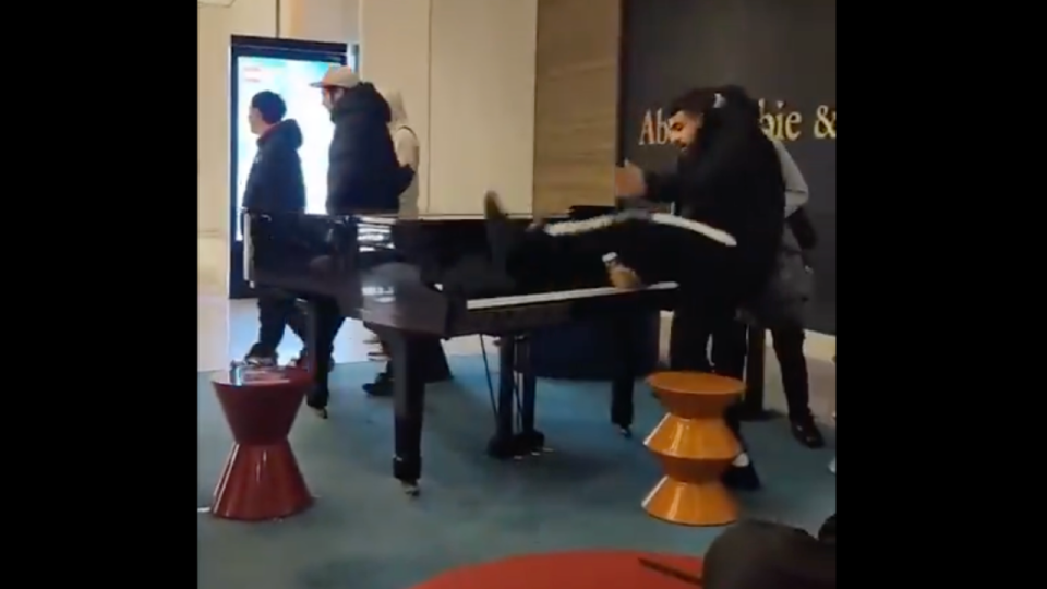 Lyon : un groupe de jeunes maltraite un piano à la Part-Dieu, la vidéo vue des millions de fois