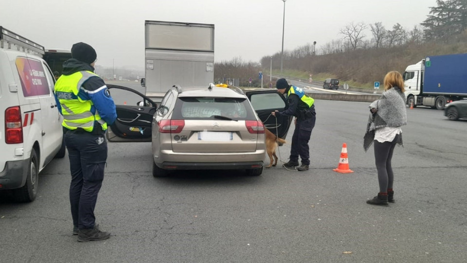 Près de Lyon : un multirécidiviste incarcéré et une série d’infractions relevées après un contrôle routier sur l’A89