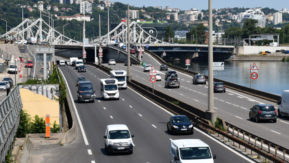 Lyon : sur la M7, un automobiliste grièvement blessé par balles