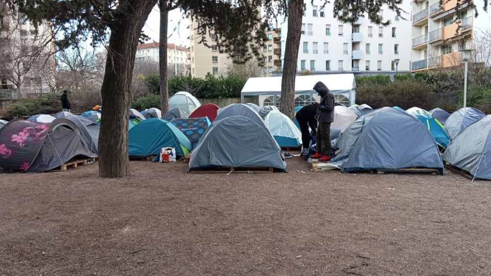 Lyon : la mise à l'abri immédiate des migrants du square Béguin réclamée à la préfecture