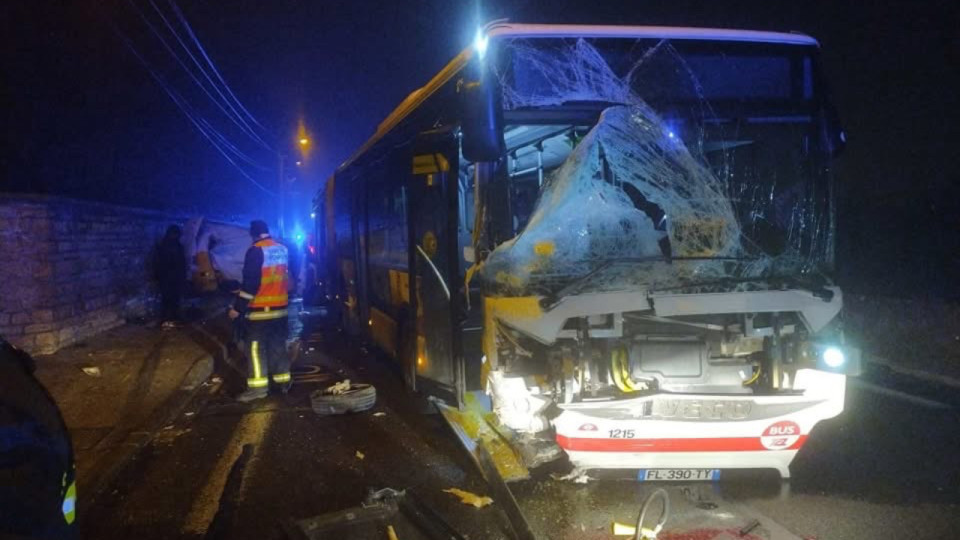 Près de Lyon : une collision spectaculaire entre un bus TCL et un véhicule