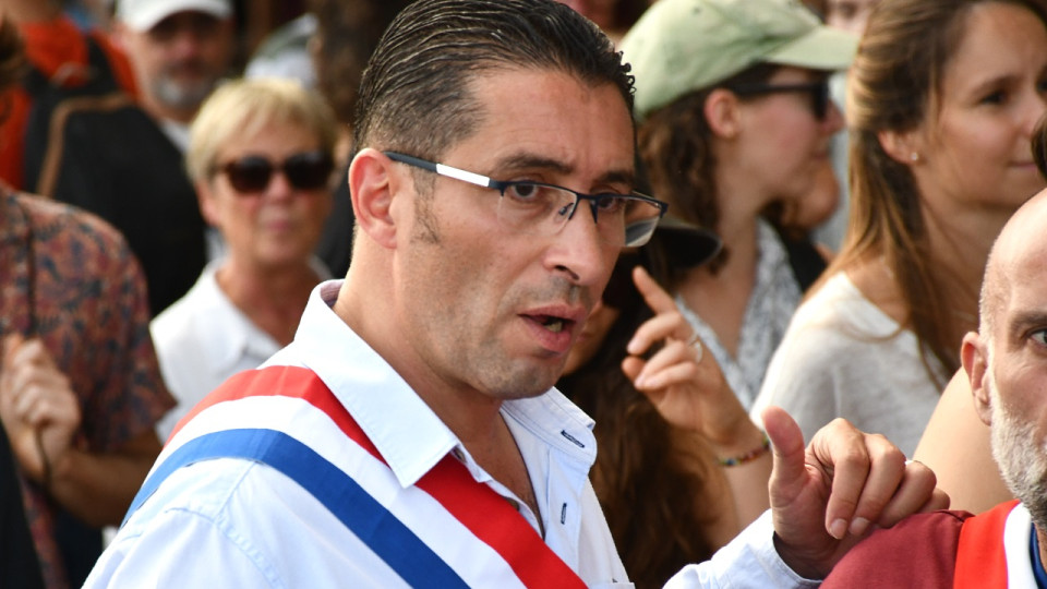 "Arrêtez de cadenasser nos libertés" : le député de Vénissieux contre l'interdiction du port du voile pour les accompagnatrices de sorties scolaires