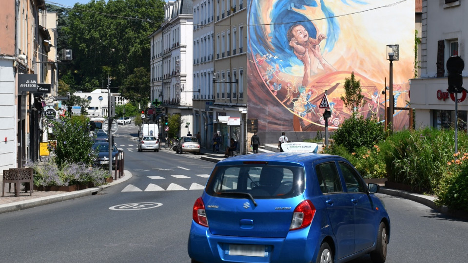 Pour le retour de la circulation Grande rue d'Oullins, la mairie rend le stationnement gratuit