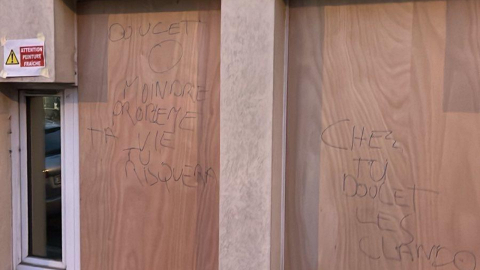 "Au moindre problème, ta vie tu risqueras" : Grégory Doucet menacé dans des tags sur le futur centre d'hébergement de migrants à Lyon