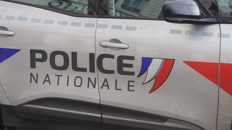 Vénissieux : des stupéfiants, une arme et plus de 10 000 euros saisis dans un appartement des Minguettes