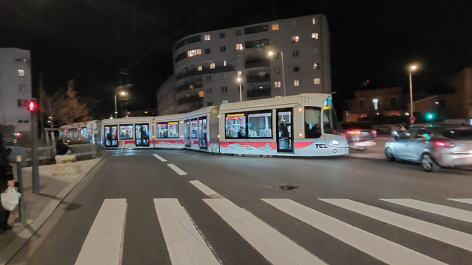 Accident spectaculaire à Lyon : une rame du tram T3 déraille
