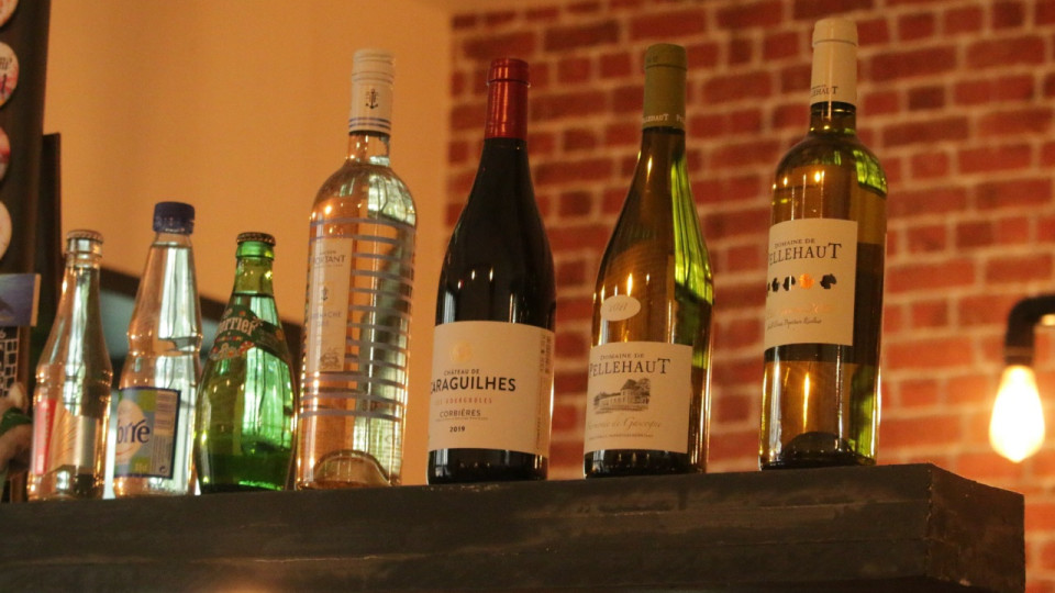 Lyon : surpris en train de voler de l'alcool, il casse une bouteille sur la tête de l'épicier