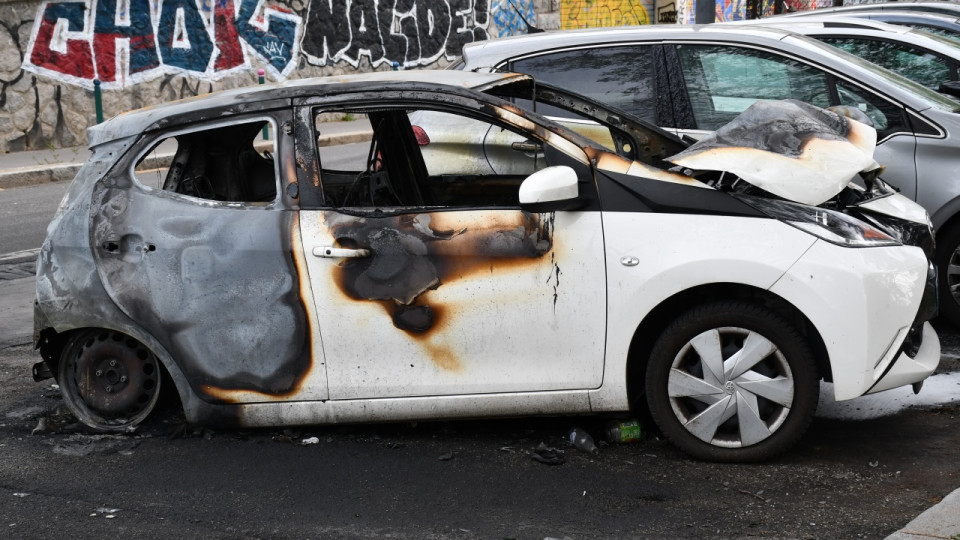 Près de Lyon : des dizaines de voitures brûlées dans une concession automobile