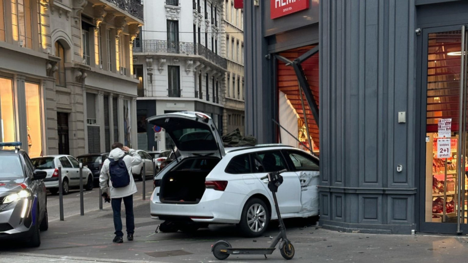 Lyon : une voiture finit sa course dans la vitrine d’un magasin en centre-ville après une course poursuite