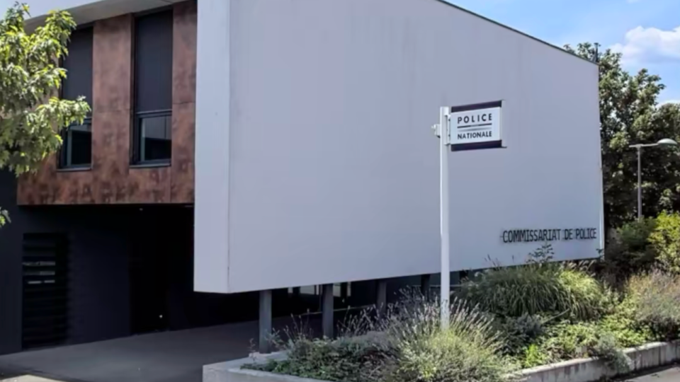 Près de Lyon : il se présente au commissariat et découvre qu’il est recherché