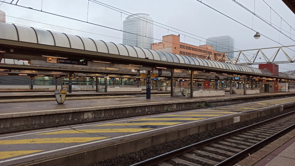 SNCF : le trafic TGV en partie interrompu entre Paris et le Sud-Est, d’importants retards constatés à Lyon