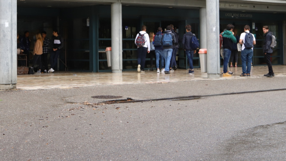 Rassemblement contre le manque de moyens au lycée Robert Doisneau à Vaulx-en-Velin