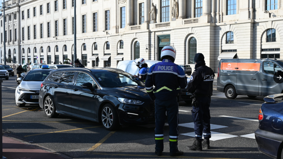 Vignettes Crit’Air à Lyon : une opération de contrôle de la ZFE menée quai Jules Courmont