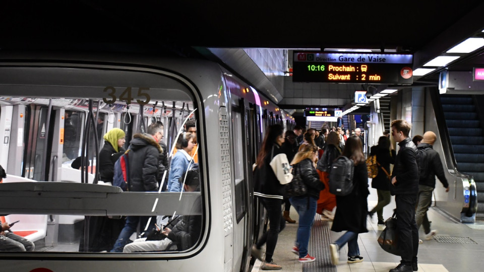 Lyon : des dizaines de personnes victimes de toux et de gênes respiratoires évacuées du métro