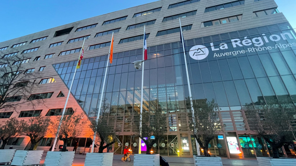 Lyon : un drapeau orange hissé devant l’Hôtel de Région en hommage à la famille Bibas, changement de plan pour le rassemblement
