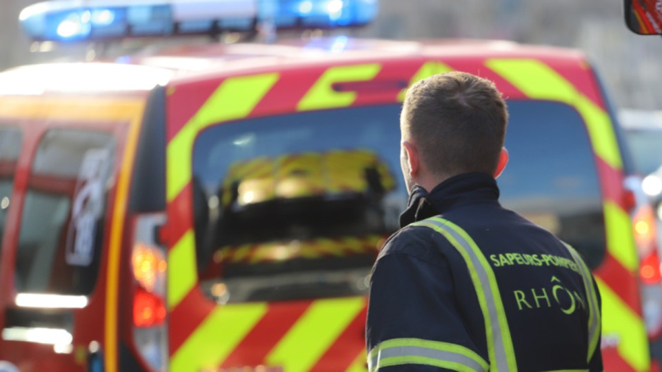 Près de Lyon : un camion heurte un poteau électrique, la route coupée et 150 foyers privés de courant