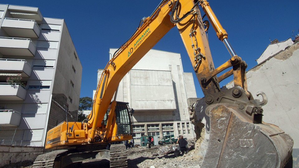 Près de Lyon : un ouvrier de 52 ans meurt écrasé par une pelleteuse sur un chantier