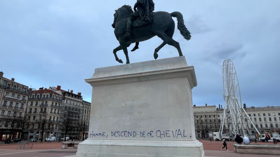 Lyon : la statue de Louis XIV de nouveau taguée place Bellecour