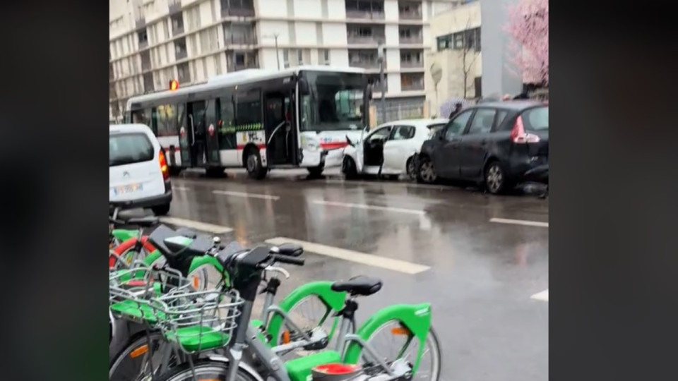 Lyon : impressionnant accident entre un bus et cinq voitures