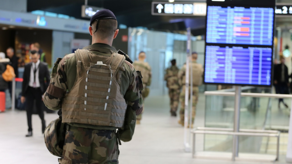 Aéroport de Lyon : une passagère découvre une faille sécuritaire troublante, six vols retardés