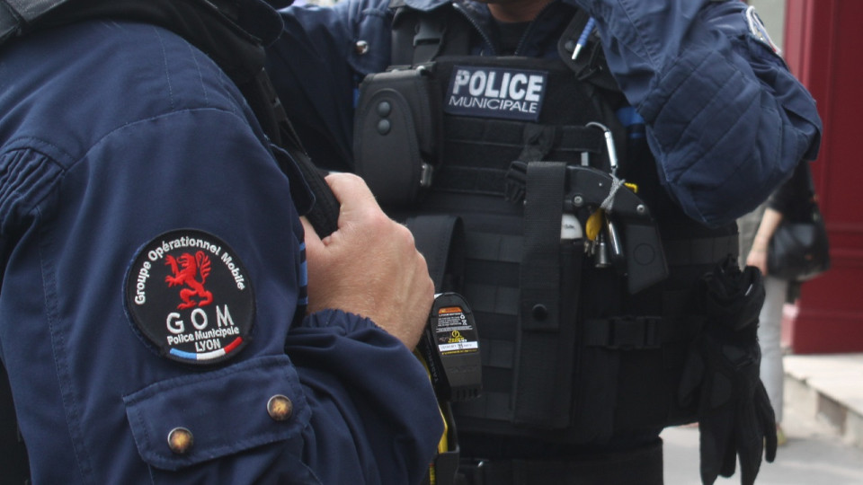 Lyon : la police municipale embarque des voitures mal stationnées, les agents caillassés